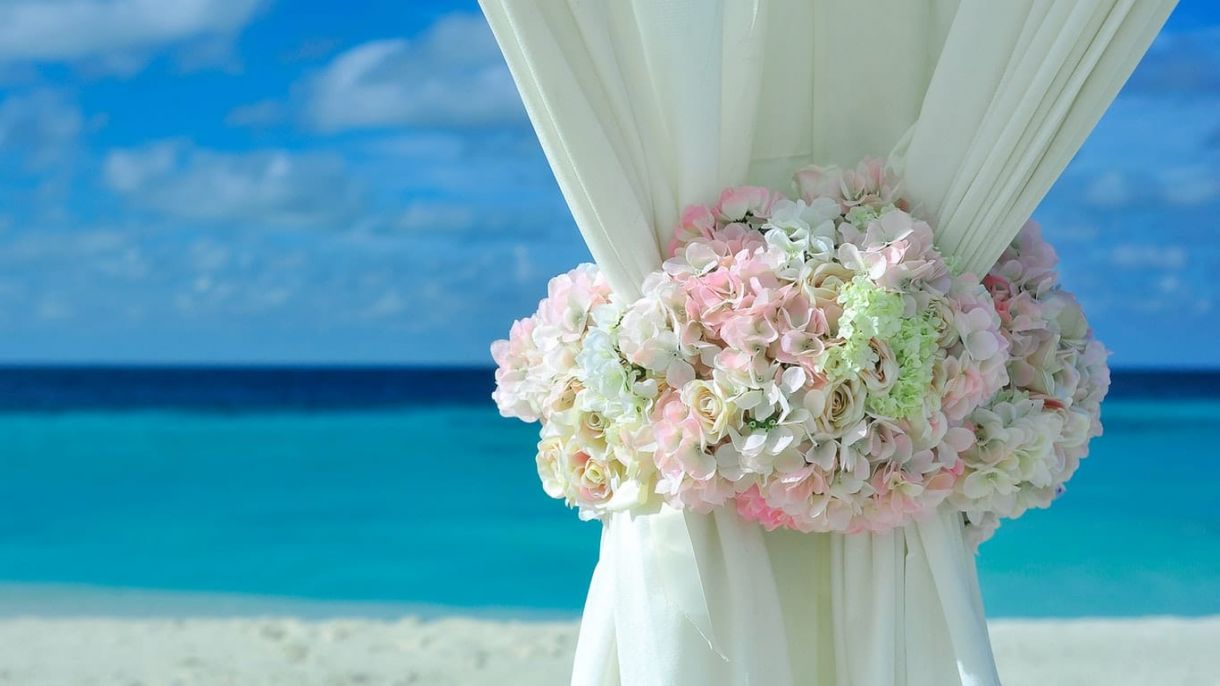 Why is it easy to have a wedding in Seychelles?