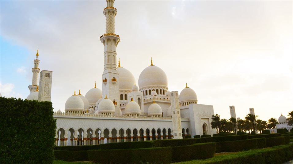 Getting married in Abu Dhabi Vs Seychelles