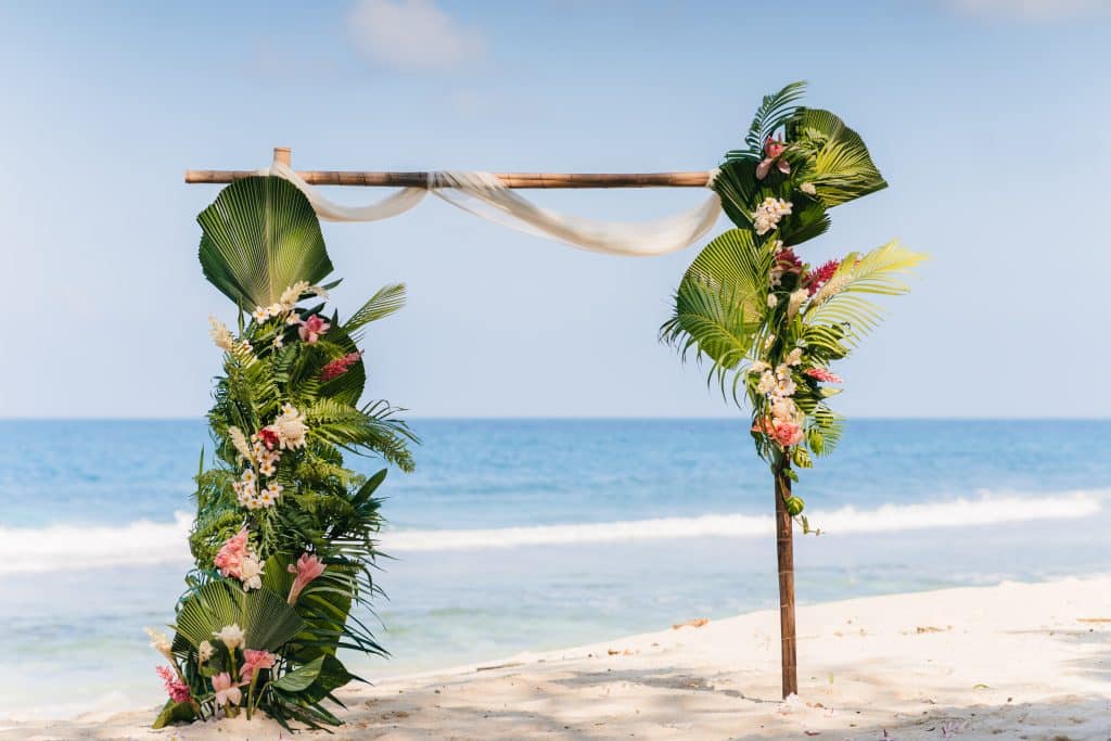  _642_https://easyweddingseychelles.com/wp-content/uploads/Winter-wedding-seychelles-Beach-side-1024x683.jpg